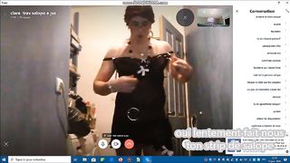 trav clara strip devant son maitre