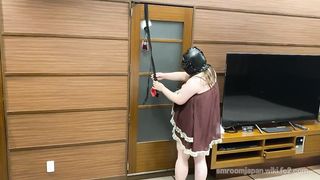ぽっちゃり女子をドアに拘束して電マ調教