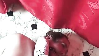 Mi esclavo adora mis pies y camino sobre el antes de recibir una paliza en sus bolas-cbt-ballbusting