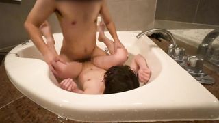 训练一个通常是大学生的支配性宠物，在浴室里进行性对待。