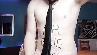 IL S'ENVOI DES DECHARGES ELECTROSTIMULANTES DANS LA QUEUE EN LIVE