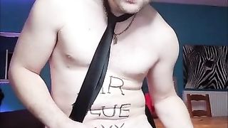 IL S'ENVOI DES DECHARGES ELECTROSTIMULANTES DANS LA QUEUE EN LIVE