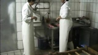 Metzgerinnen im Schlachthaus