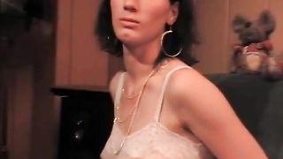 Claudia Odenweller mit Klammern an den Nippeln