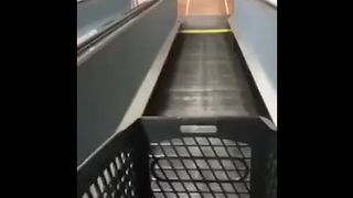 Je me touche les seins pendant les courses