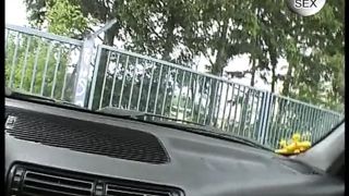 Blonde fingert sich im Auto