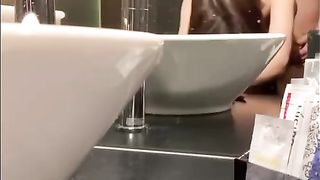 鏡の前で奥をピストンされて喘ぎイキまくりな激エロ人妻