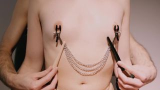 (ASMR brushing) Me hace cosquillas sexuales con pinzas en mis pequeñas tetas | 4K