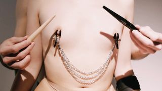 (ASMR brushing) Me hace cosquillas sexuales con pinzas en mis pequeñas tetas | 4K