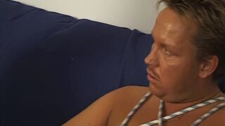 junge bdsm brunette fesselt fremden und lutscht ihm erstmal den schwanz