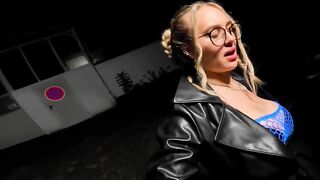 Domina erwischt Sklave beim wichsen im Industriegebiet!