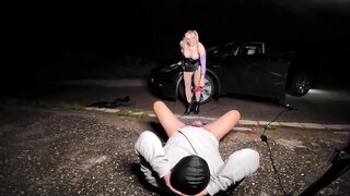 Domina erwischt Sklave beim wichsen im Industriegebiet!